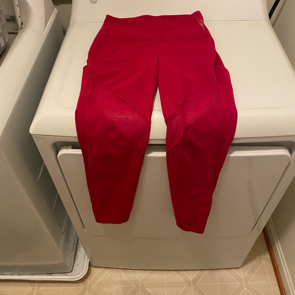Lululemon Leggings size 6. Barry’s Bootcamp edition.